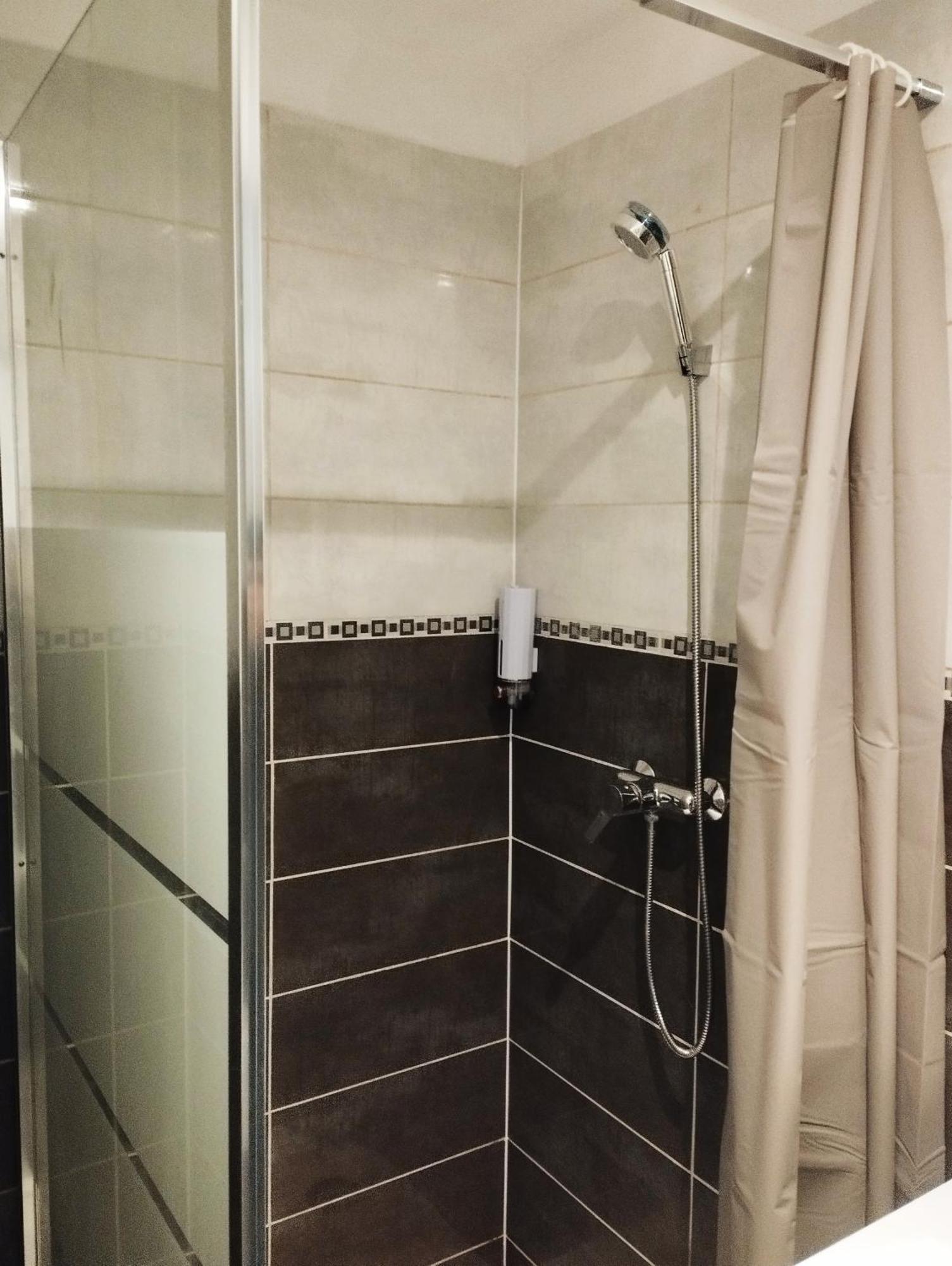 Appartement Avec Cour Plein Centre Foix Luaran gambar